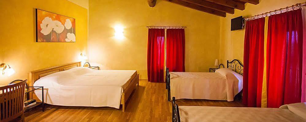 Hotel Alla Corte Dei Bicchi Cavriana Bagian luar foto